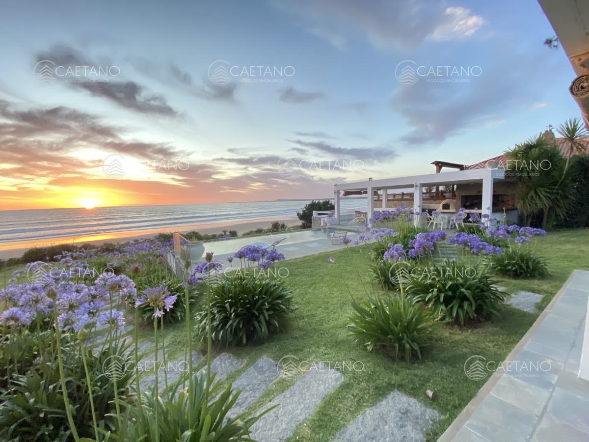 Exclusiva casa sobre la playa de Solanas. Excelentes vistas,  piscina y parrillero con vista al mar.