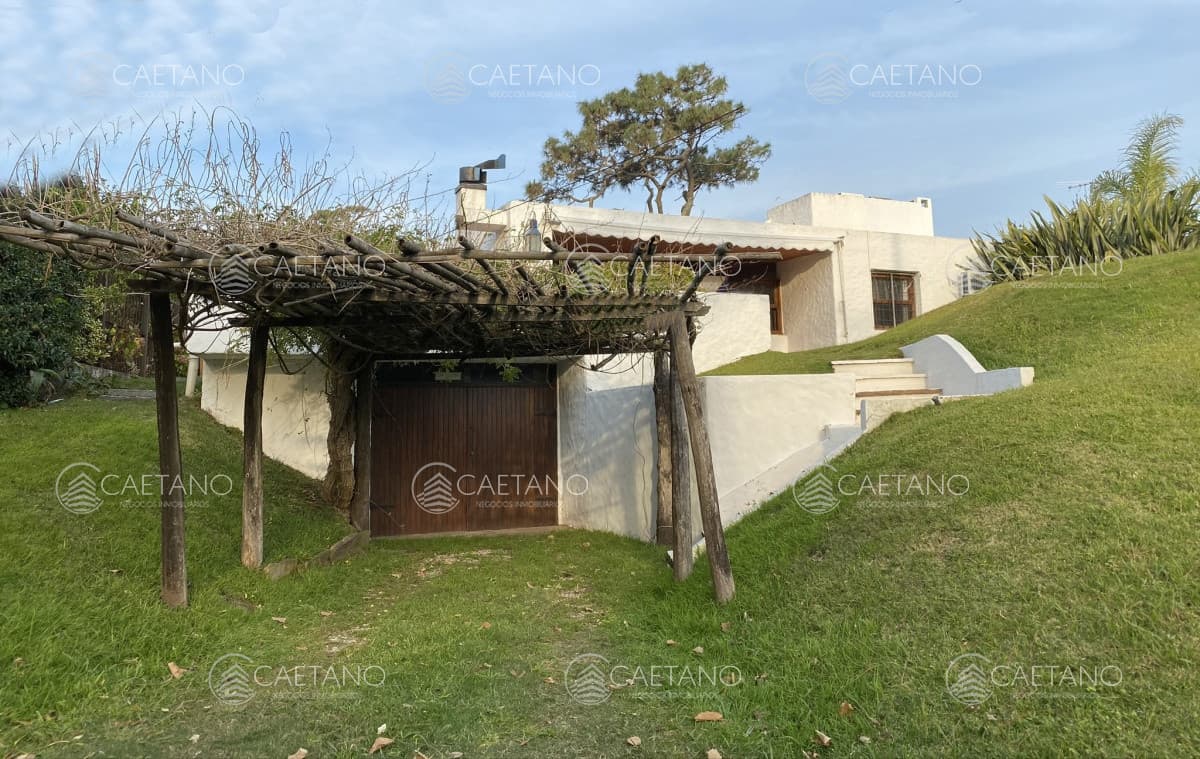 Excelente casa en Pinares. A 2 cuadras del mar. 4 dormitorios. 3 baños. Amplios ambientes, buena construcción. Piscina. Parrillero