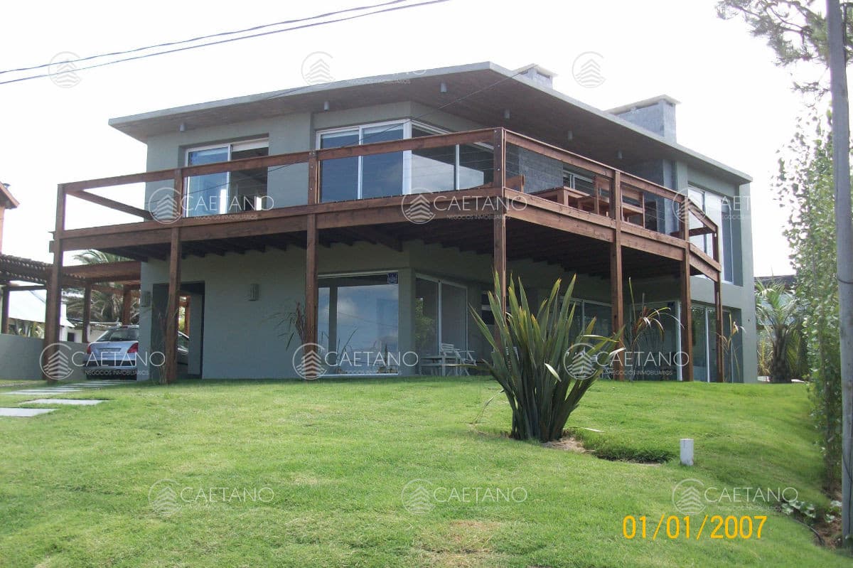 Hermosa casa ubicada en Punta Piedra, buena vista. — foto 2