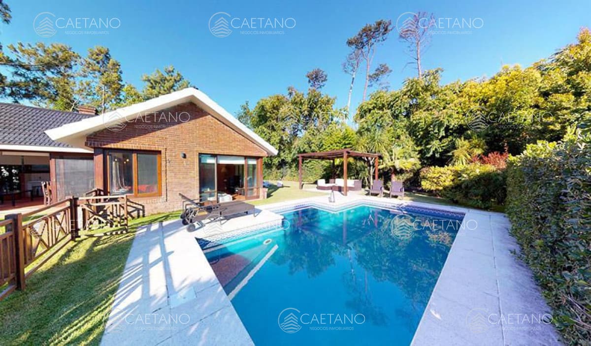 Hermosa casa en alquiler anual. A pasos del mar y muy cerca de playa Mansa.