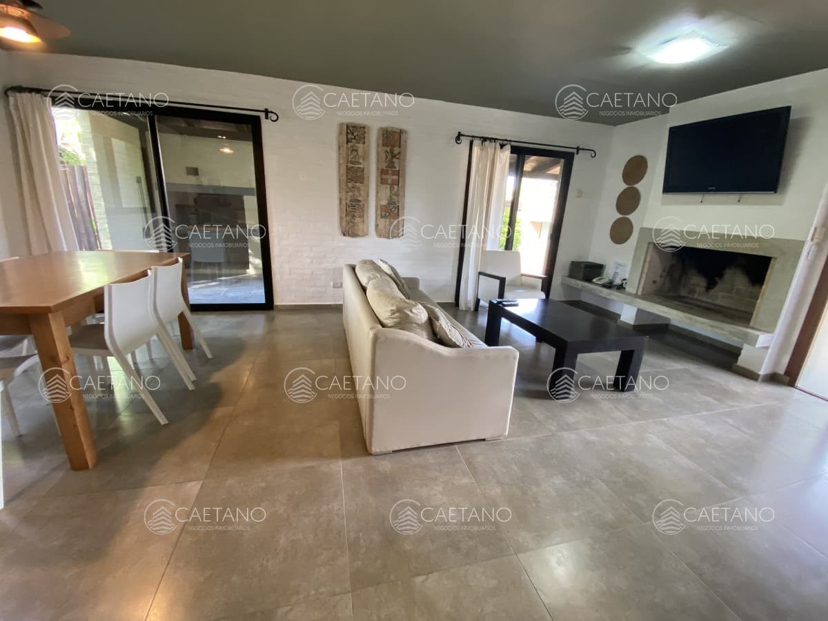 Venta de Casa Parque Pinares 56 de 2 dormitorios y dos baños — foto 3