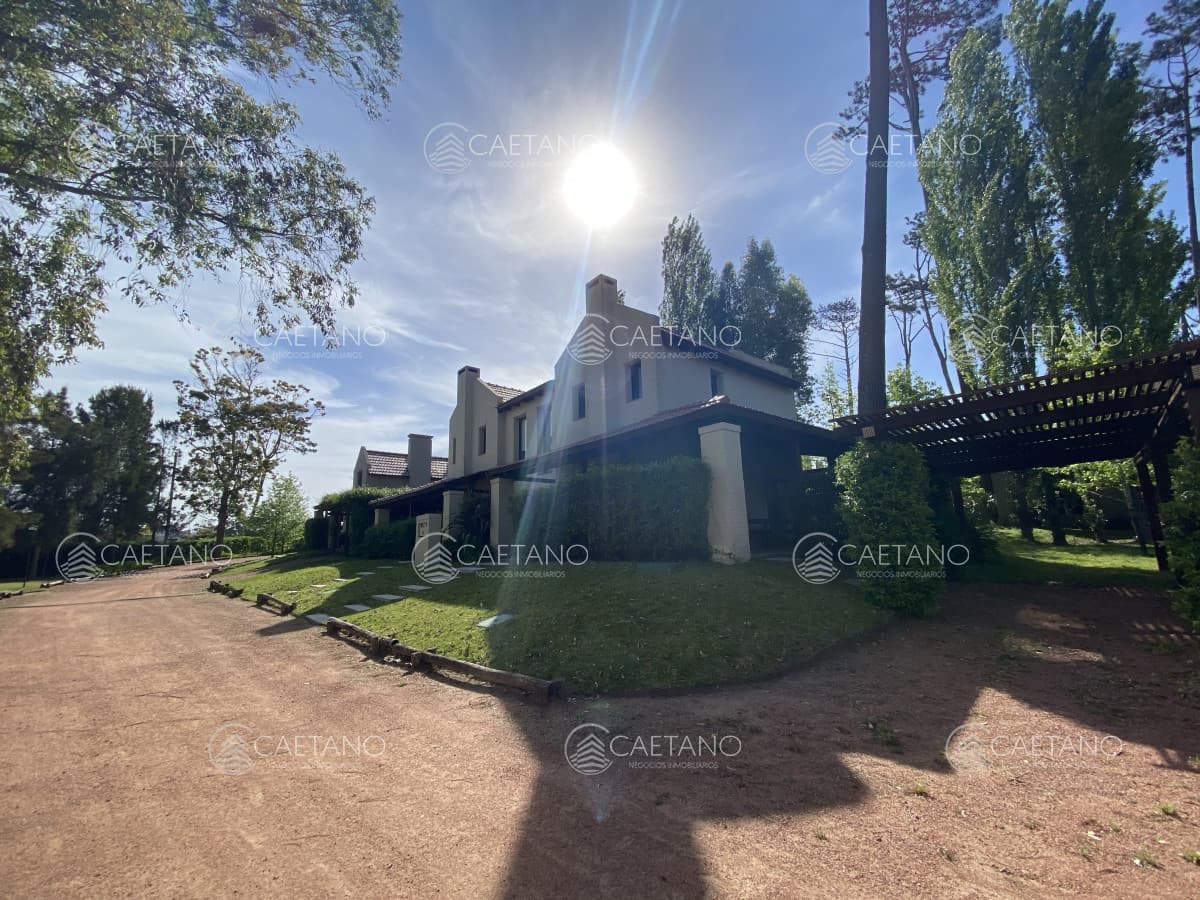 Venta de Casa Parque Pinares 56 de 2 dormitorios y dos baños — foto 2