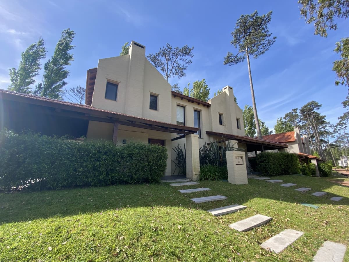 Venta de Casa Parque Pinares 56 de 2 dormitorios y dos baños