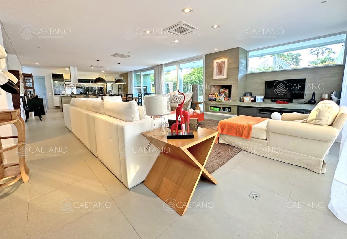 Exclusivo Barrio Privado en Playa Mansa, 5 suites, piscina, aire acondicionado, losa radiante. — foto 3