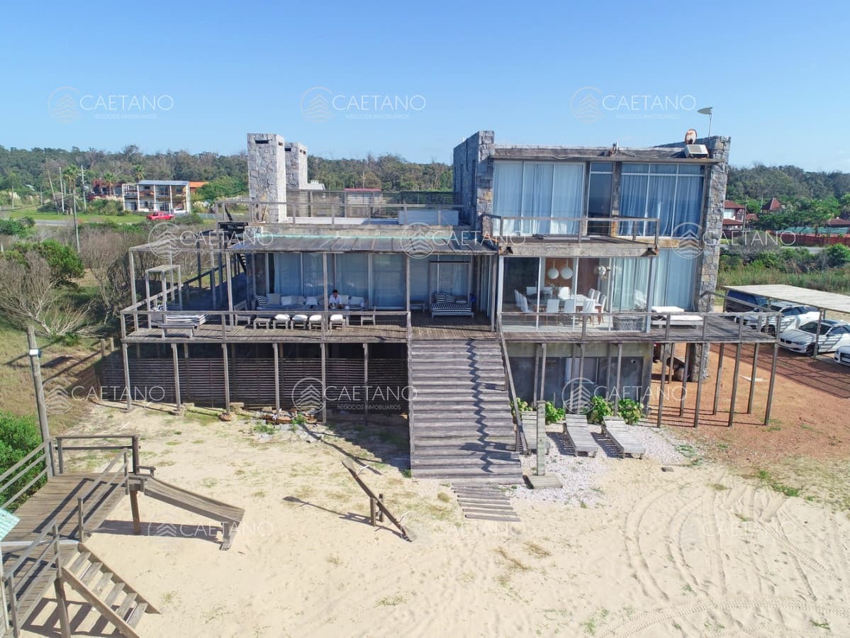 Sobre la arena, en Santa Mónica. José Ignacio. 7 dorm. De lujo — foto 2