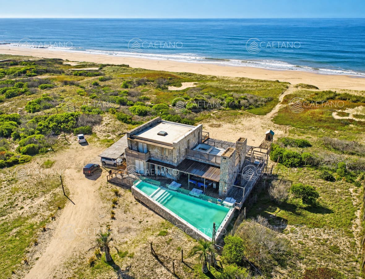 Sobre la arena, en Santa Mónica. José Ignacio. 7 dorm. De lujo