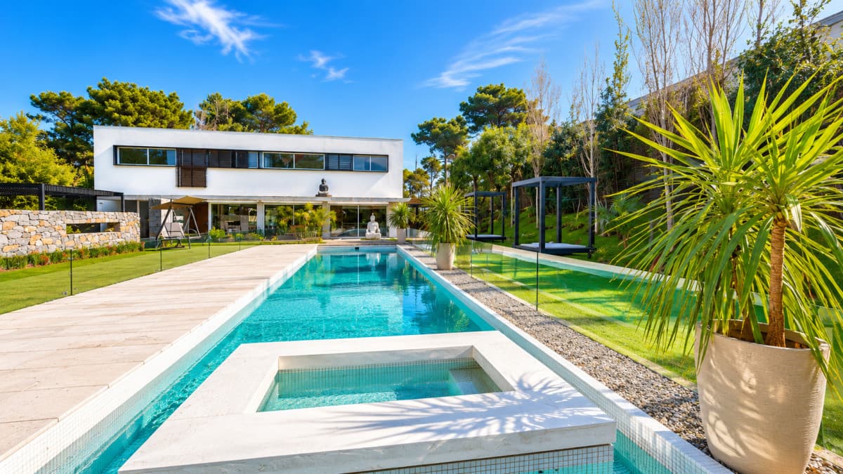 Barrio privado, moderna, 5 suites, 450 m2, ideal para vivir todo el año.