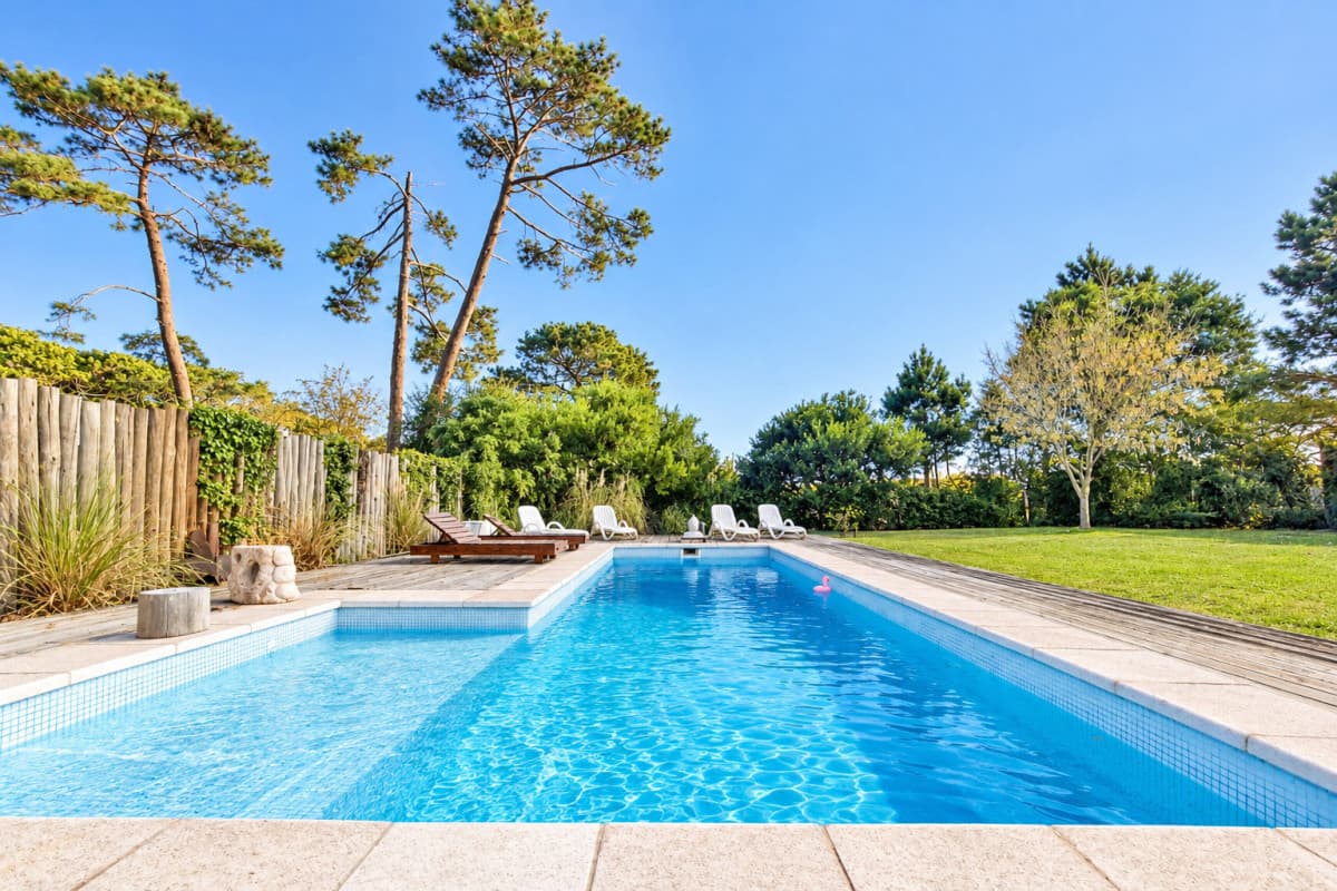 Barrio Privado, MODERNA, con piscina, losa radiante, pronta para entrar.