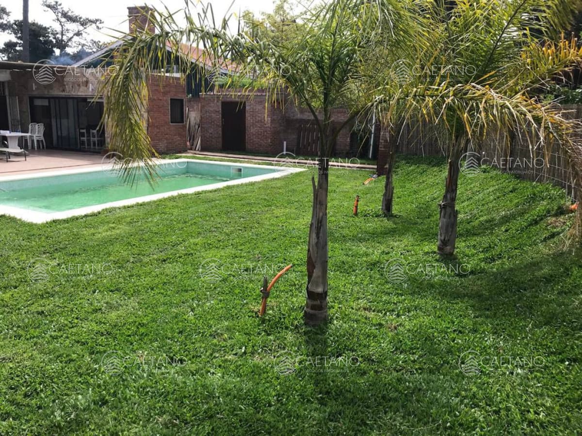Amplia casa en la Mansa. 5 dormitorios, piscina climatizada. Alquiler de  verano
