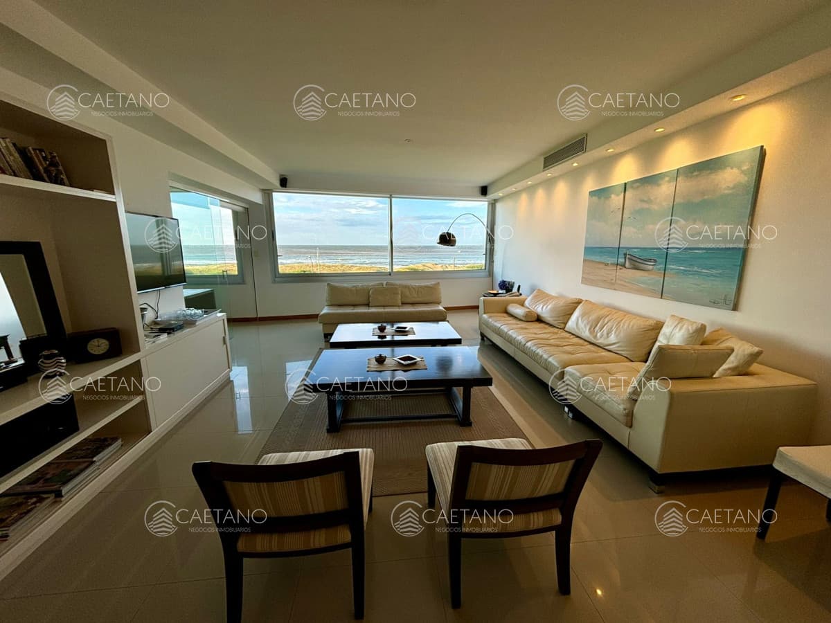 Apartamento en alquiler anual, de 3 dormitorios y servicio, en Brava