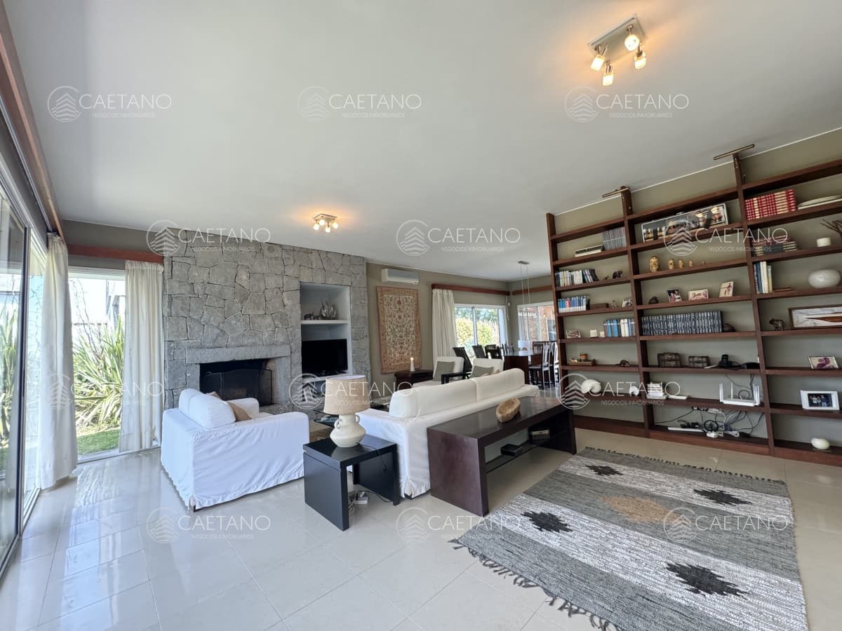 Casa en alquiler temporal de 4 dormitorios en playa Brava — foto 3