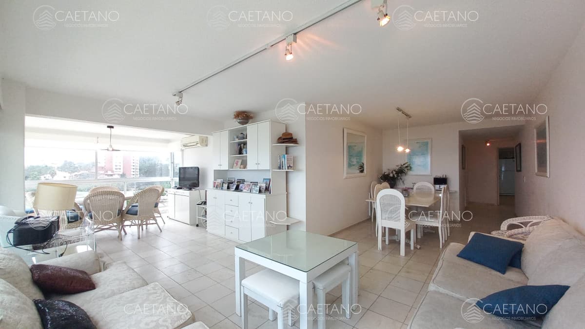 Departamento de 3 dormitorios + dependencia en venta, Playa Mansa. Torre Jefferson,. — foto 2