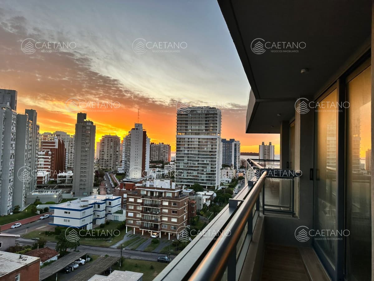 En venta apartamento de  2 dormitorios con hermosa vista parcial al mar en Brava, Punta del Este — foto 2