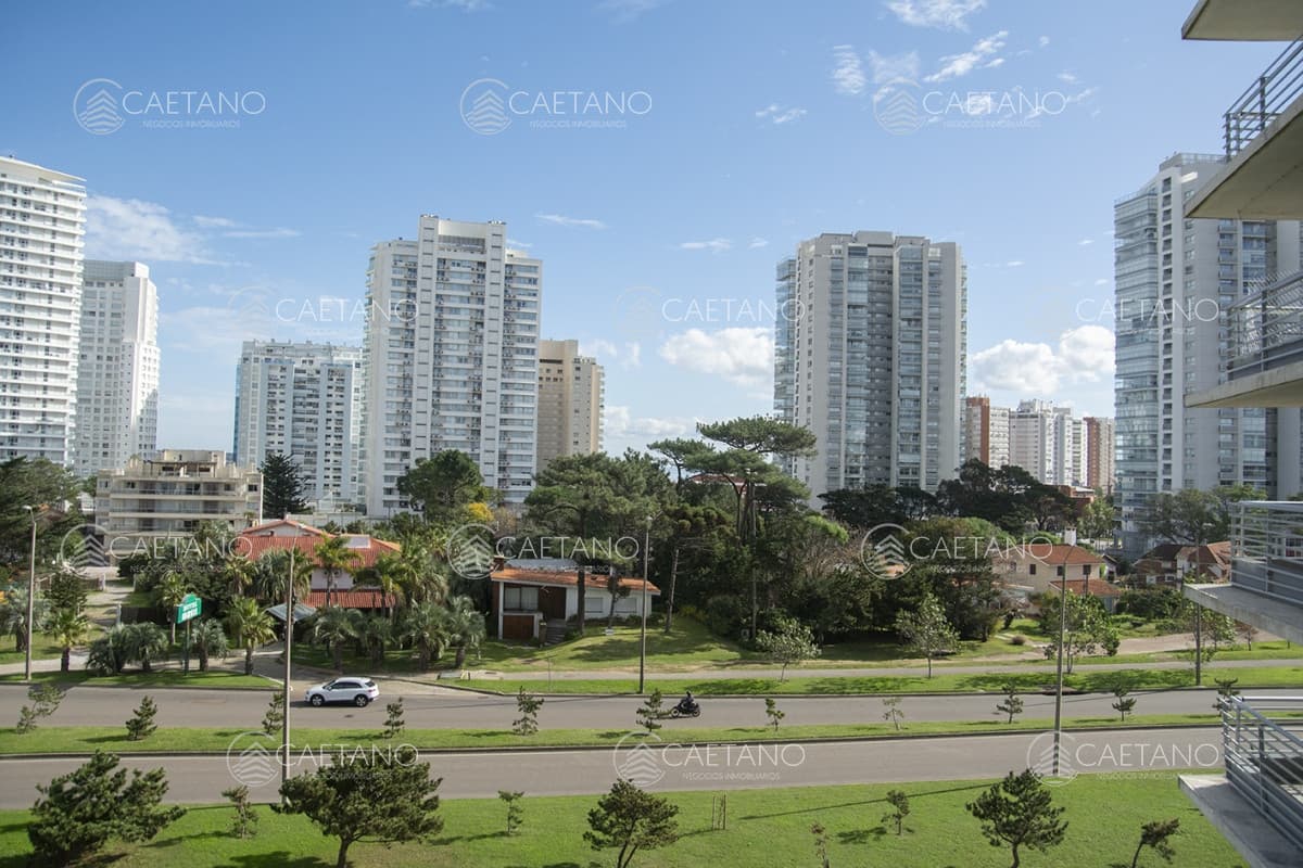 Venta apartamento 2 dormitorios. Playa mansa, Punta del Este. — foto 2