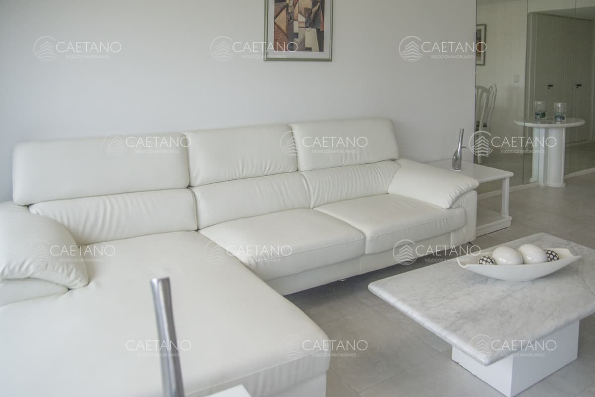 Vende apartamento de 2 dormitorios y medio playa brava. Reciclado completo. Punta del Este — foto 2