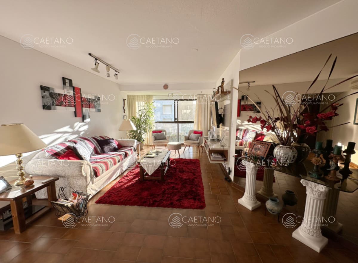 Vende Apartamento frente al mar en Brava, Punta del Este de 2 dormitorios.