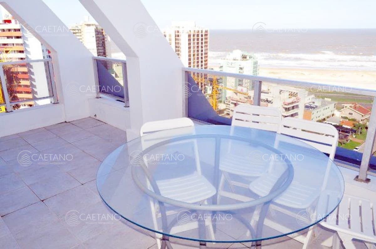 Vende Penthouse con hermosa vista en Aidy Grill- Punta del Este, de 4 dormitorios + dep de servicio. — foto 2