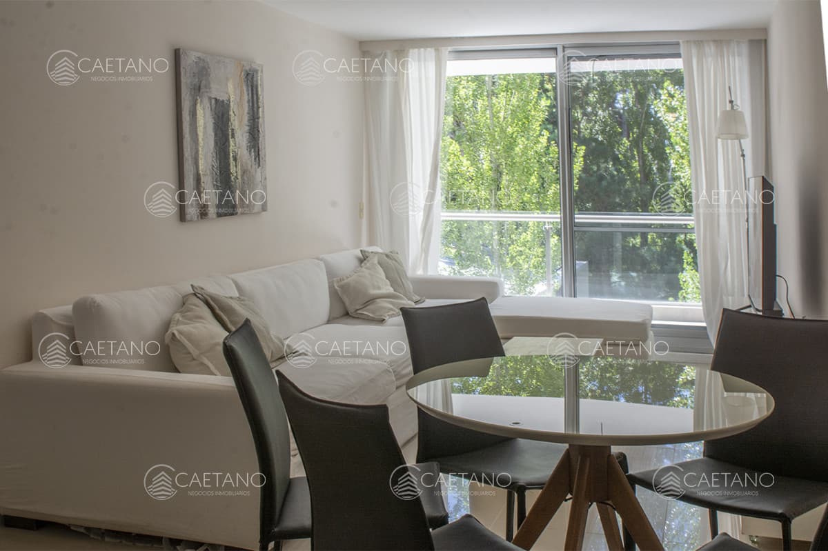 Apartamento en Venta de 2 dormitorios en Punta del Este Sobre Roosevelt