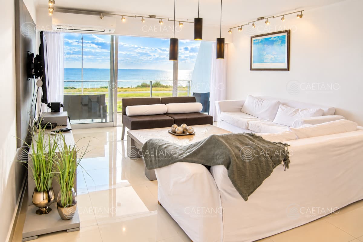 En alquiler Departamento frente al mar en Playa Mansa de 3 dormitorios Punta del Este