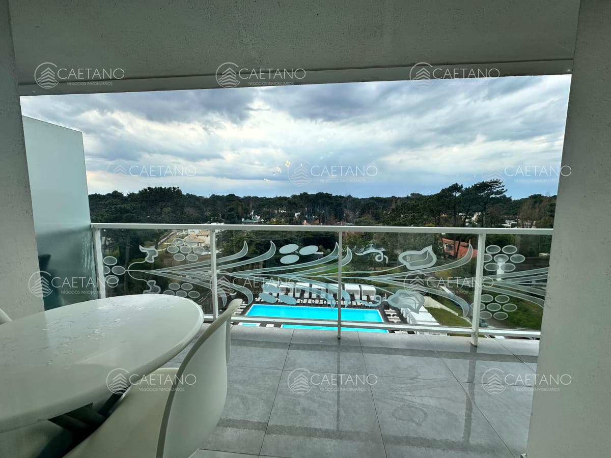 Vende apartamento de 2 dormitorios en Roosevelt Punta del Este.