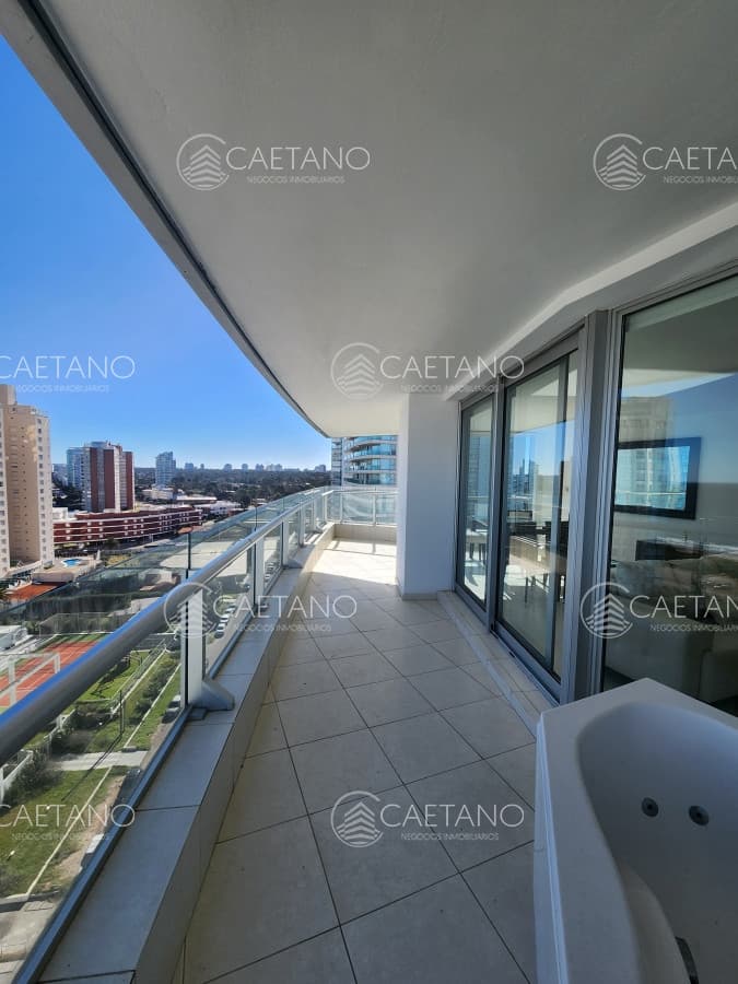 Vende apartamento de 3 dormitorios en Mansa- Punta del Este, con excelente vista. — foto 3