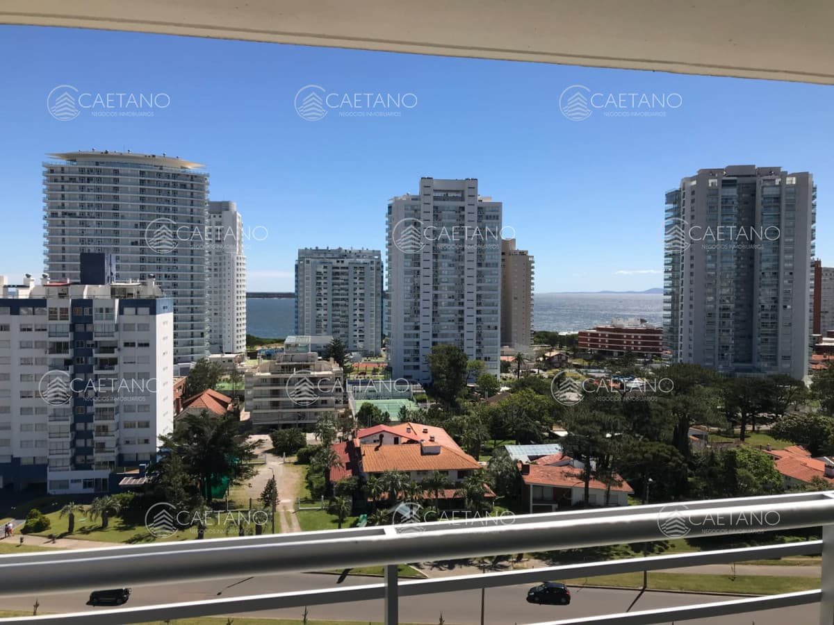 Vende apartamento de 3 dormitorios, cerca de Enjoy... Muy buenos amenities