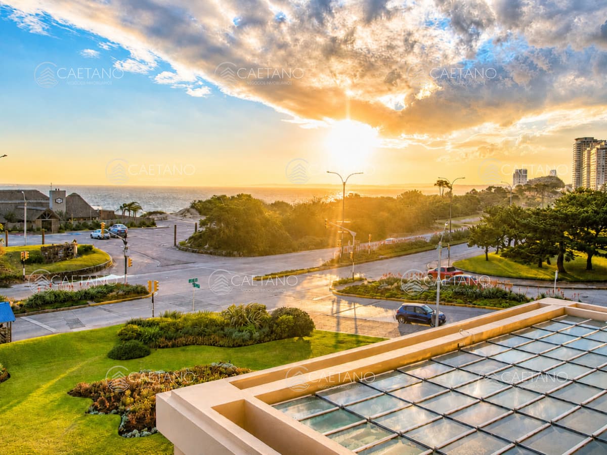 Venta apartamento 3 dormitorios. Playa mansa, Punta del Este