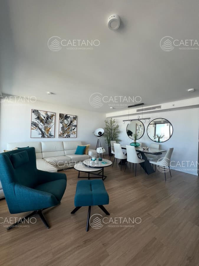 Vende apartamento de 2 dormitorios en suite, con balcon, en Mansa - Punta del Este