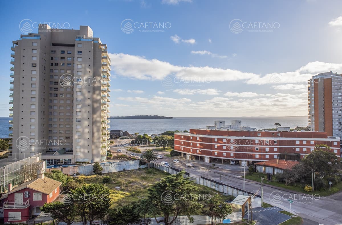 Vende apartamento de 2 dormitorios esquinero en Miami Boulevard Punta Del Este