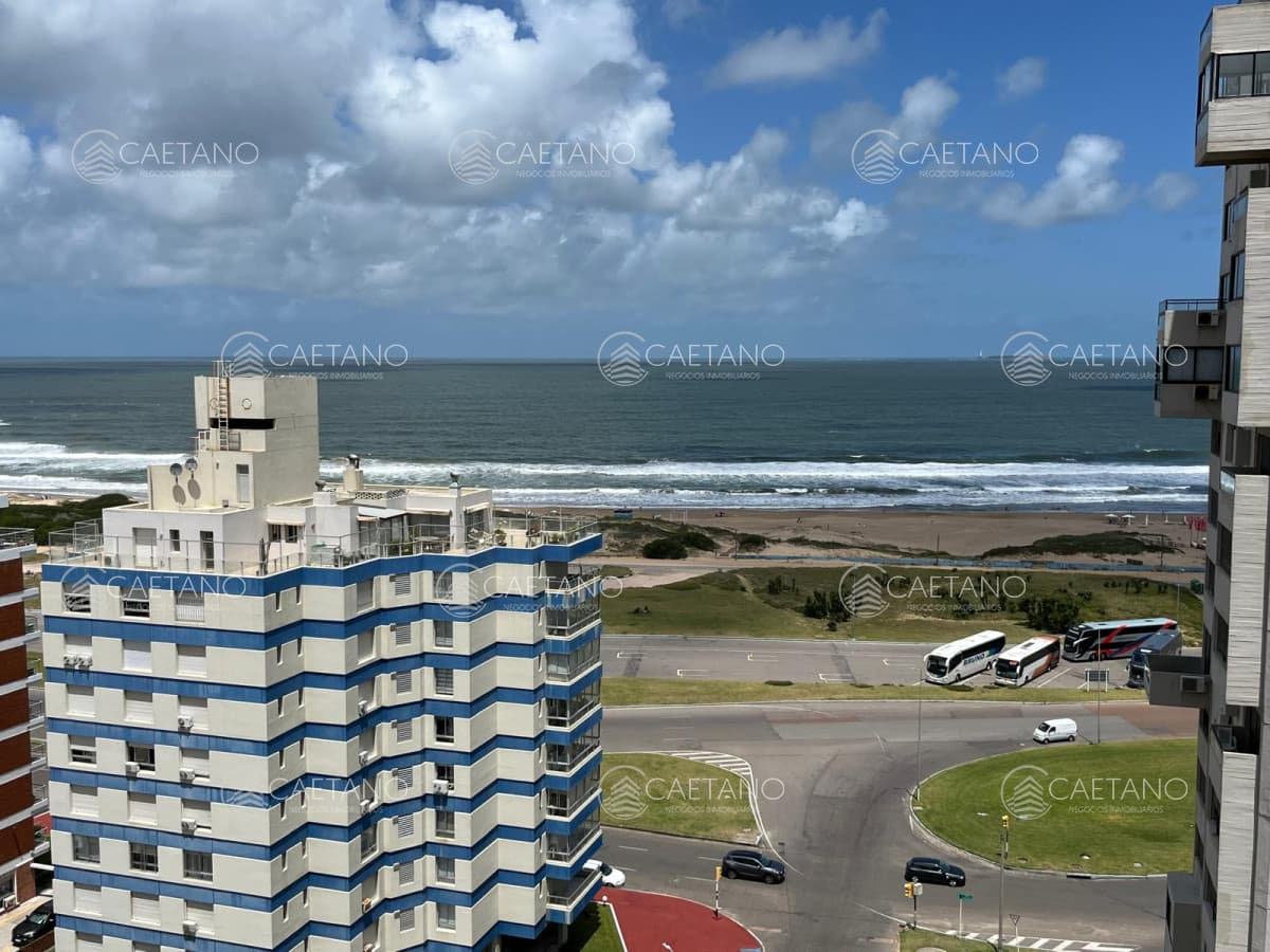 Apartamento en Venta, 3 dormitorios y servicio, en Playa Brava, Punta del Este — foto 2