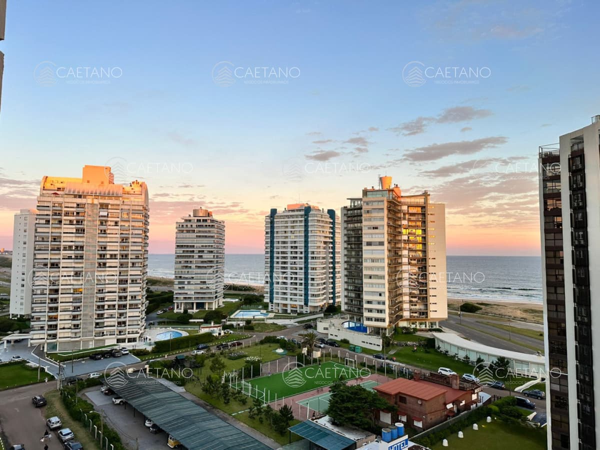 En venta apartamento de  2 dormitorios con hermosa vista parcial al mar en Brava, Punta del Este