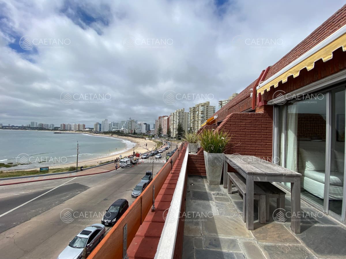 Vende apartamento con vista al mar de 3 dormitorios, Punta del Este
