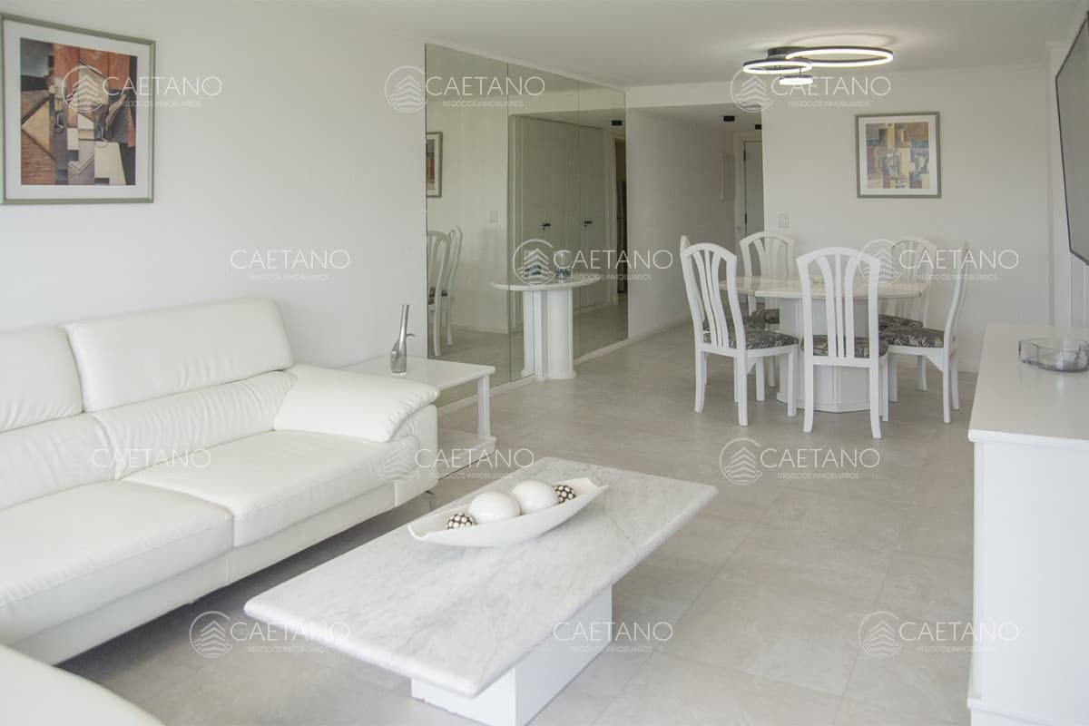 Vende apartamento de 2 dormitorios y medio playa brava. Reciclado completo. Punta del Este — foto 3