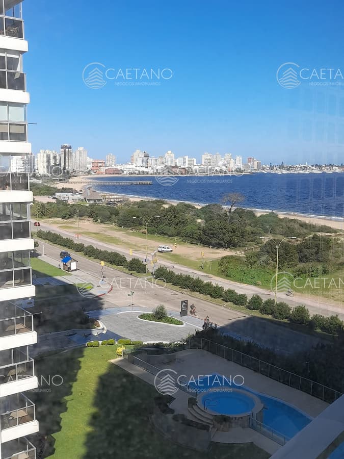 Apartamento en venta de 2 dormitorios frente al mar en Playa Mansa, Punta del Este — foto 2