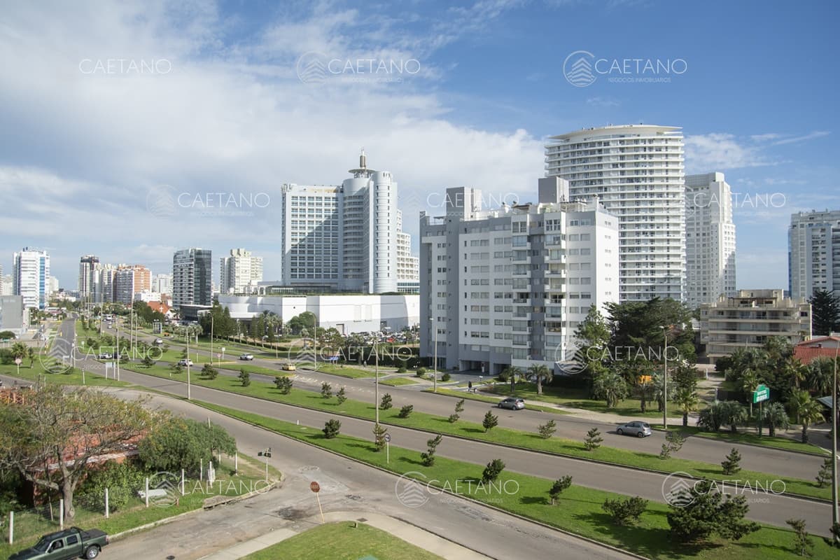 Venta apartamento 2 dormitorios. Playa mansa, Punta del Este.