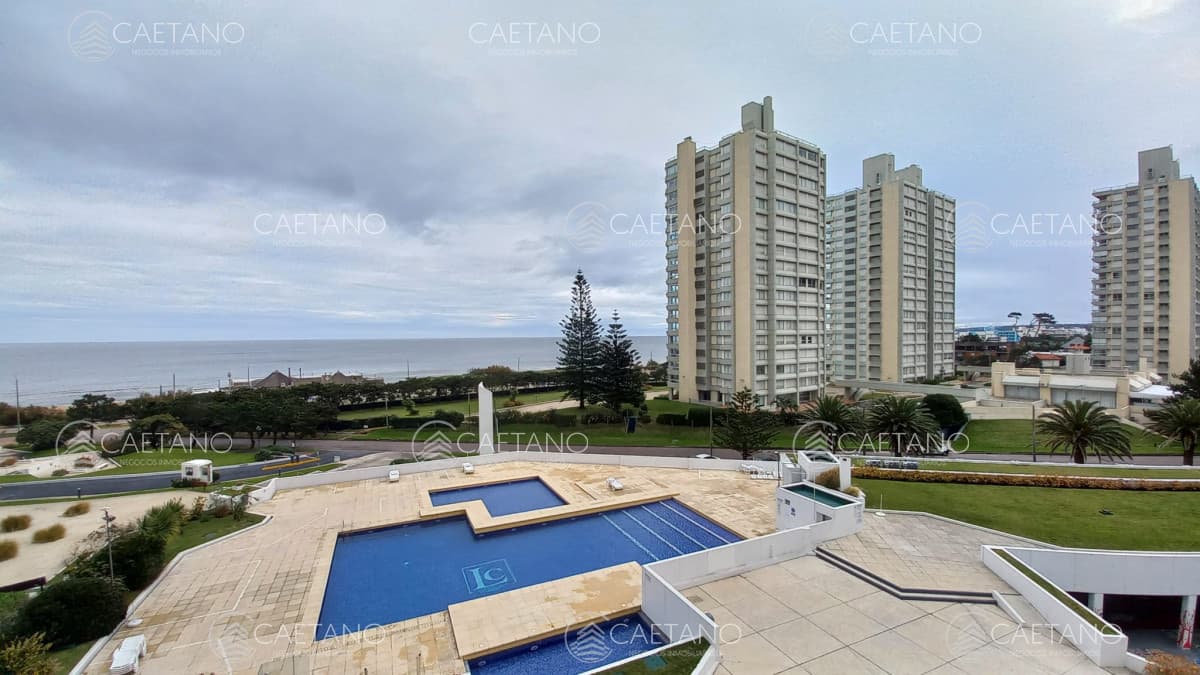 Departamento de 3 dormitorios + dependencia en venta, Playa Mansa. Torre Jefferson,.