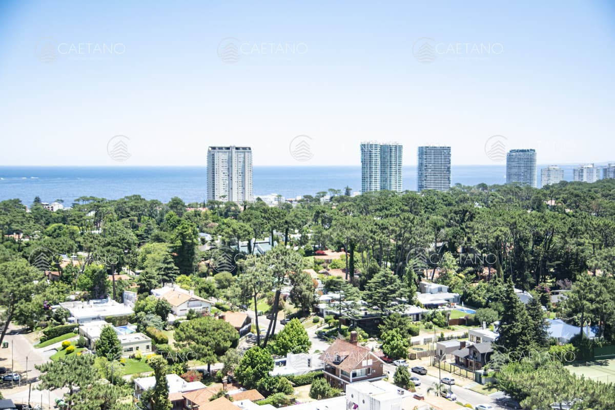 Vende apto de 2 dormitorios con vista al mar en Punta del este
