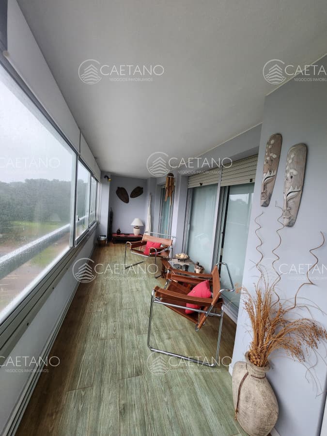 Vende apartamento de 2 dormitorios en Punta del Este. — foto 2