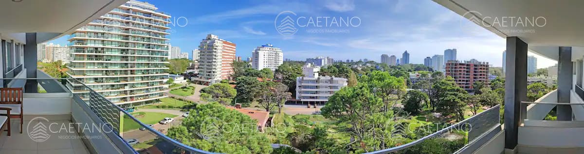 Vende apartamento en Brava, Punta del Este de 3 dormitorios con vista al mar.
