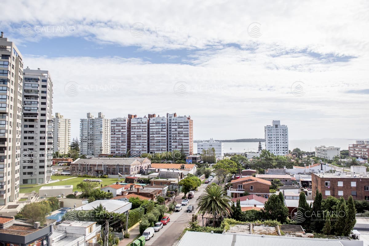 Vende apartamento de 2 dormitorios en Brava Punta del Este