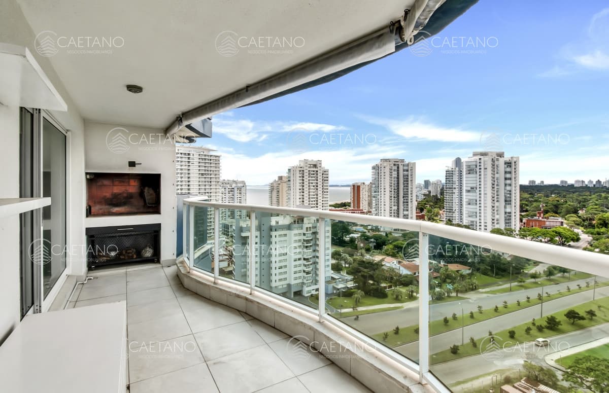En venta  departamento de 3 dormitorios en Punta del Este