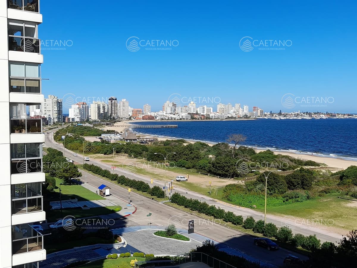 Apartamento en venta de 2 dormitorios frente al mar en Playa Mansa, Punta del Este