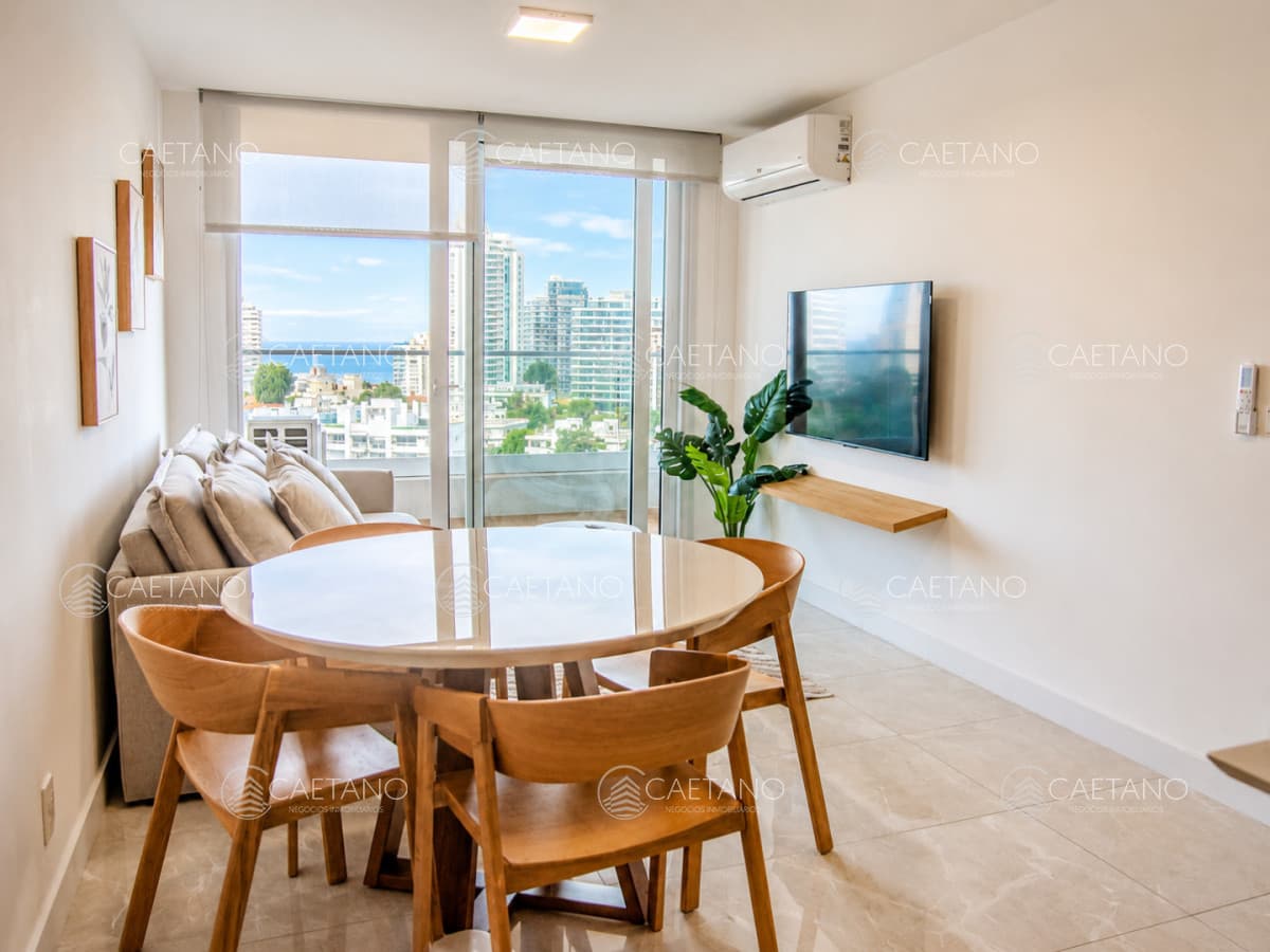 En venta apartamento de 2 dormitorios con balcon en Brava, Punta del Este