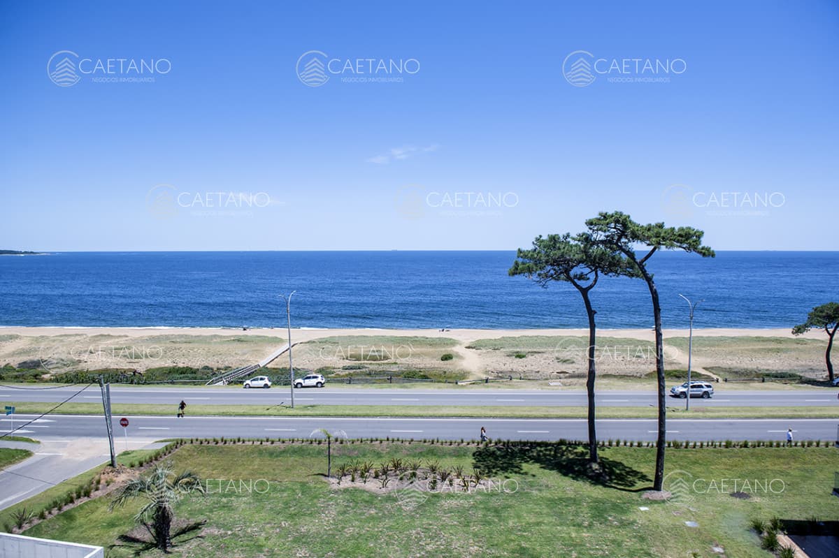 APARTAMENTO EN ALQUILER EN PLAYA MANSA, 2 DORMITORIOS, EDIFICIO MANSA BAY, FRENTE AL MAR — foto 2