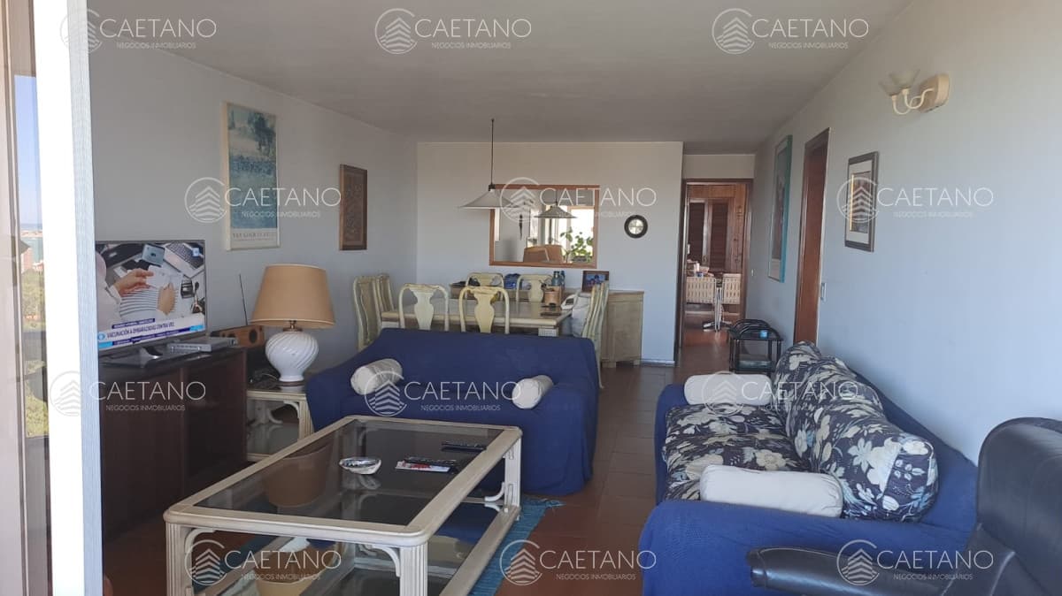Vende apartamento de 2 dormitorios más servicio en Punta del Este — foto 3