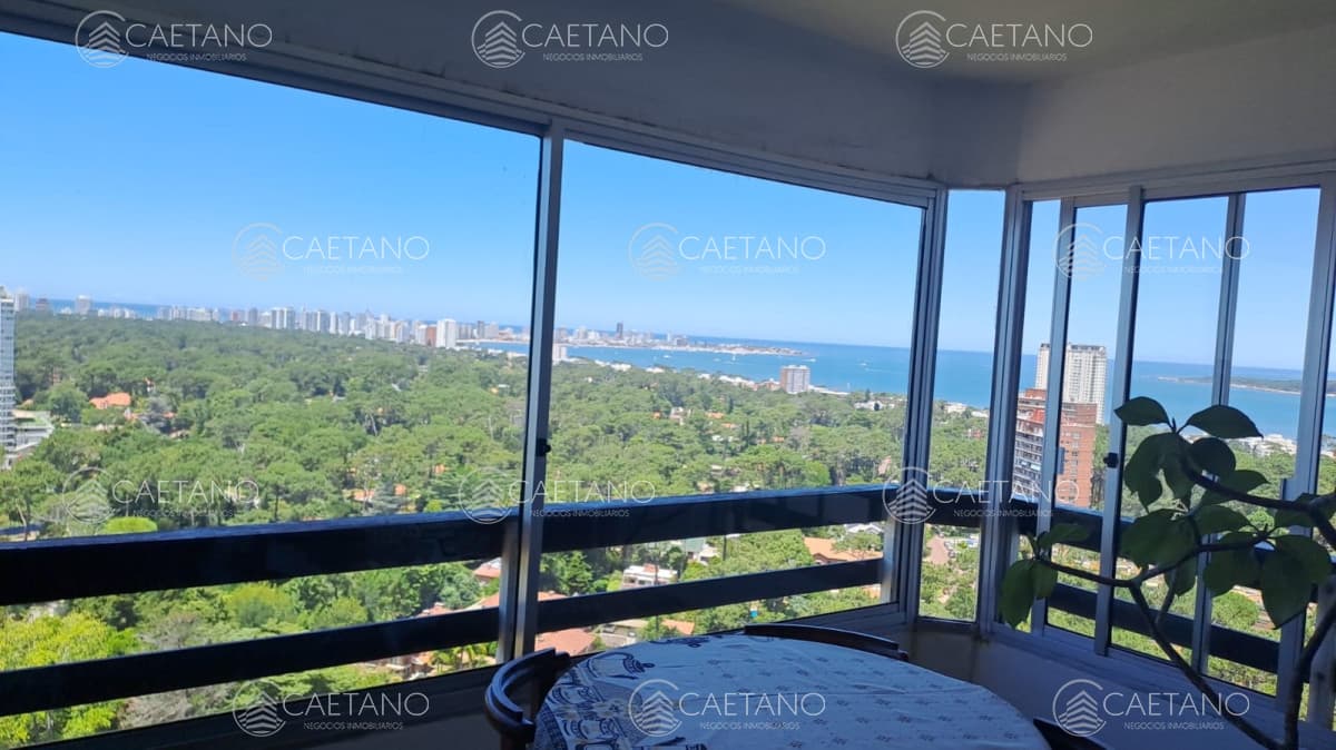 Vende apartamento de 2 dormitorios más servicio en Punta del Este — foto 2