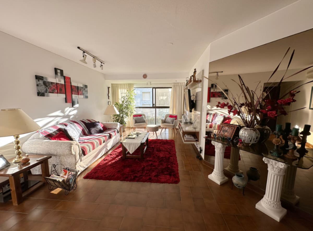 Vende Apartamento frente al mar en Brava, Punta del Este de 2 dormitorios.