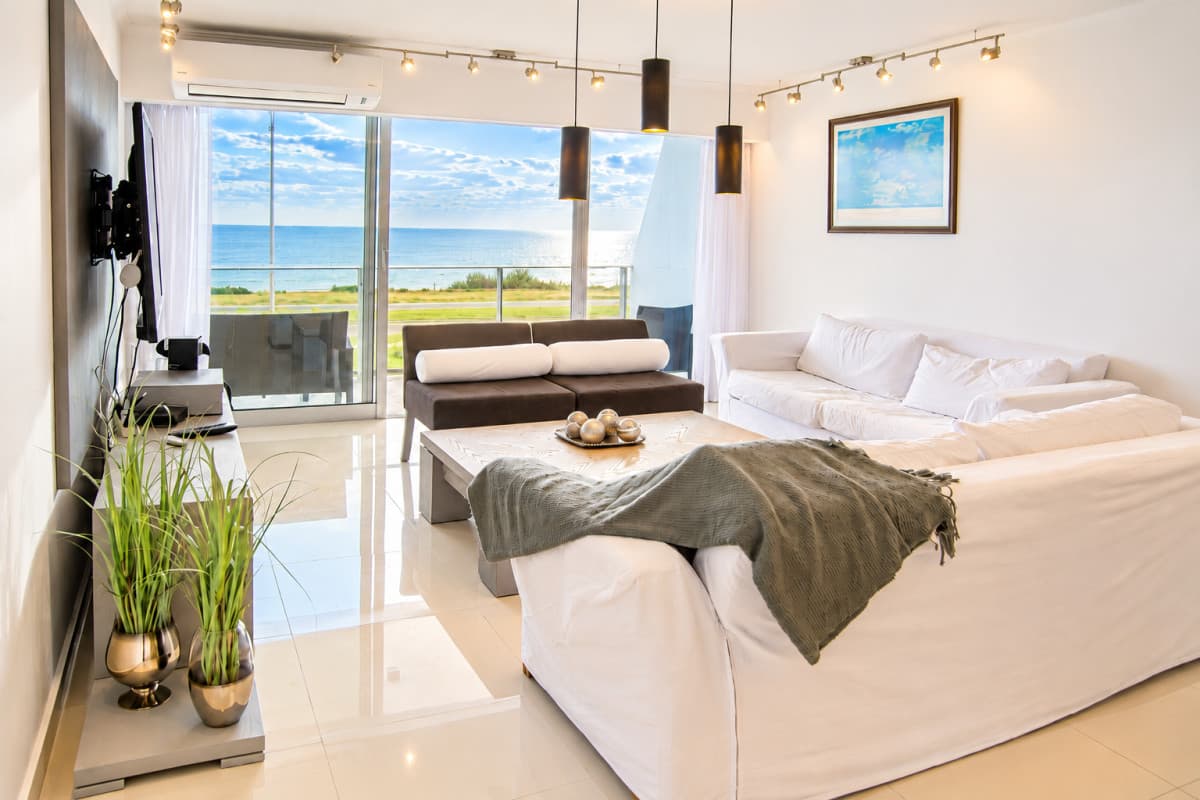 En alquiler Departamento frente al mar en Playa Mansa de 3 dormitorios Punta del Este
