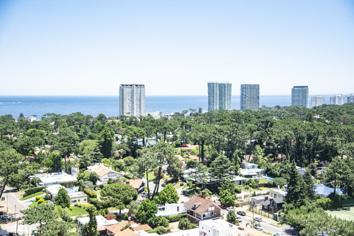 Vende apto de 2 dormitorios con vista al mar en Punta del este