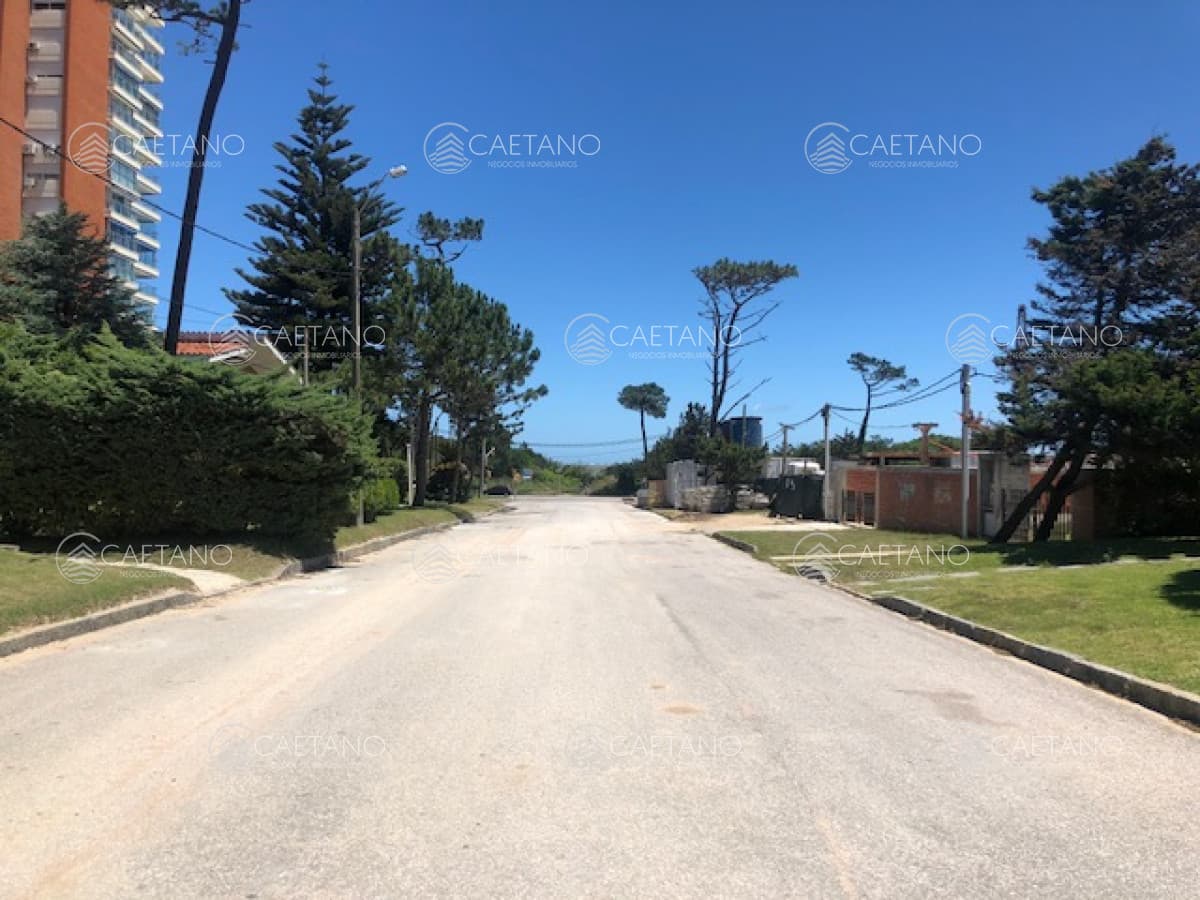 En venta casa en primeras paradas de playa mansa, terreno esquinero. Cerca del mar. Punta del Este